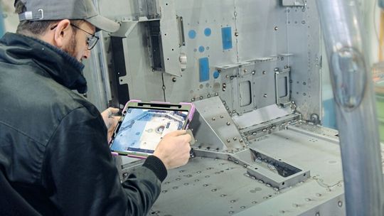Auch bei der Montage und Fertigung von Komponenten zu vollständigen Maschinen unterstützen eingeblendete Informationen das Personal. (Bild:  Visometry)