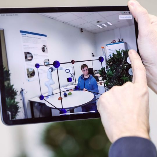Wie macht man die Roboter-Mensch-Kollaboration noch sicherer? Das erforscht man an der FH Bielefeld noch gut zwei Jahre, um Robotern selbst im dreidimensionalen Raum ihre Grenzen sicher abzustecken. Lesen Sie hier, was sich die Experten noch alles erhoffen. Wie macht man die Roboter-Mensch-Kollaboration noch sicherer? Das erforscht man an der FH Bielefeld noch gut zwei Jahre, um Robotern selbst im dreidimensionalen Raum ihre Grenzen sicher abzustecken. Lesen Sie hier, was sich die Experten noch alles erhoffen.