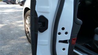 Wird die Tür mehr als 15 cm weit geöffnet, fährt das System über eine Mechanik gesteuert in Sekundenbruchteilen aus dem Inneren der Tür heraus und legt eine schützende Leiste aus Gummi und Kunststoff nach außen um die Türkante herum. (Witte Automotive)