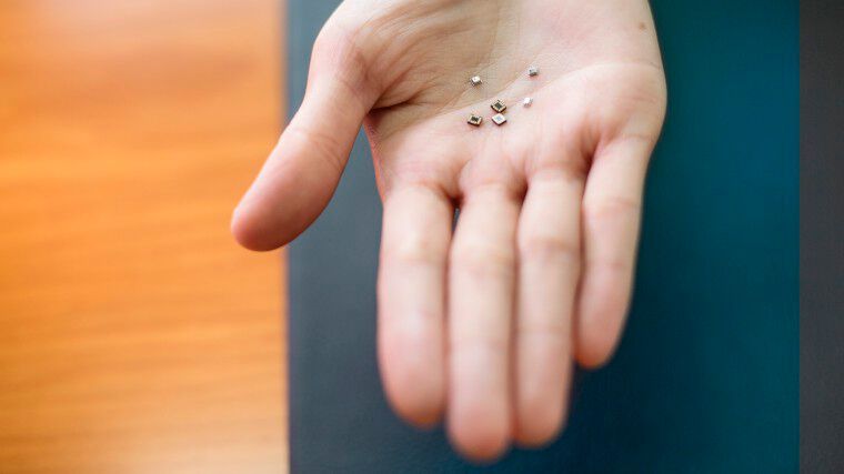 Bosch-MEMS-Sensoren helfen etwa bei der Fahrzeugnavigation, sie steuern Airbags und ESP-Systeme und sie ermöglichen eine Vielzahl an Assistenzfunktionen, die Sicherheit, Komfort und Effizienz beim Fahren erhöhen. Gerade beim automatisierten Fahren sind Sensoren unverzichtbar. Sie sind sozusagen die „Augen“, mit denen Autos „sehen“ und ihre Umgebung wahrnehmen können. (Bild: Bosch)