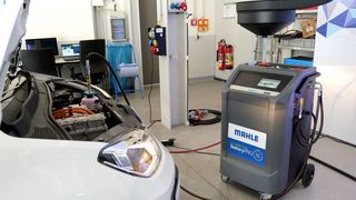 Mit dem neuen E-Care Fluid von Mahle Aftermarket lassen sich Kühlkreisläufe bei E-Autos auf Leckagen prüfen sowie Kühlflüssigkeiten schnell und sauber austauschen. Eine Datenbank garantiert, dass man dabei die Herstellervorschriften berücksichtigt. (Bild: Schmidt - VCG)