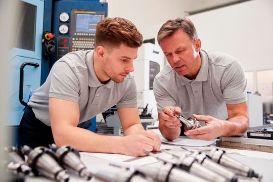 Insbesondere Berufe in der Maschinenbau- und Betriebstechnik sowie in der Metallbearbeitung haben laut Studie seit 2019 an Relevanz verloren.(Bild:  Monkey Business - stock.adobe.com)