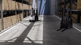 Mit seiner Bauweise eignet sich der KMF 1500P-CB für die stabile und flexible Handhabung geschlossener und offener Paletten. (Bild: Kuka)
