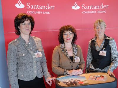 Über die Produkte der Santander Consumer Bank, Partner des »kfz-betrieb«-Junior-Awards, informierten (v.li.) Grit Otto, Marion, Ritter und Carmen Richter.   (Archiv: Vogel Business Media)