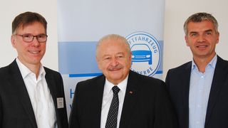 Kamingespräch mit Tradition: (v.li.) Stefan Knapp (Vorsitzender der Geschäftsführung Fuchs Schmierstoffe), Jürgen Karpinski (ZDK-Präsident) und Ralph Rheinboldt (Vorstandsmitglied Fuchs Petrolub). (Baeuchle/»kfz-betrieb«)