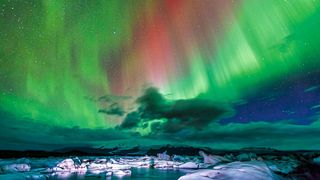 Aurora Borealis – Nordlichter – über Jokulsarlon Lagune in Island. (Bild: © Alexey Stiop, 123RF Lizenz)