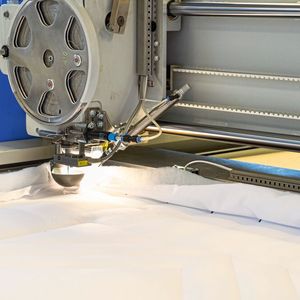 Servoreglern aus der ReiheARS 2000 SE von Metronix treiben die Nähköpfe an.(Bild:  sienk.de)