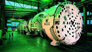 Kabel bilden die Lebensadern und Nervenstränge von Tunnelbohrmaschinen. Die elektrische Energie wird über dreiadrige Mittelspannungskabel zugeführt und auf mehrere Motoren verteilt. Bild: Herrenknecht (Archiv: Vogel Business Media)