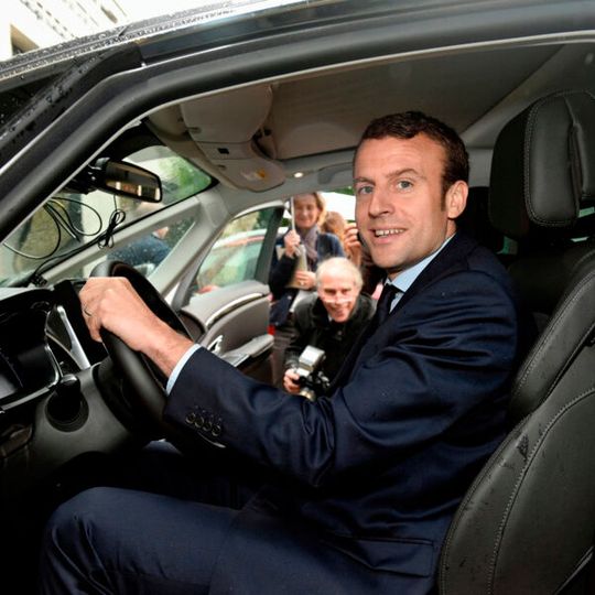 Frankreichs Präsident Emmanuel Macron am Steuer eines Renault.(Bild:  Renault)