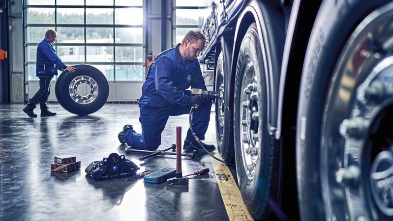 Nichts ist im Transportgewerbe so teuer wie ein Nutzfahrzeug, das in der Werkstatt steht oder defekt am Straßenrand liegen bleibt. Intelligente Sensoren und KI-gesteuerte Telematiksysteme entscheiden immer öfter darüber, ob und wann welche Komponenten am Trailer gewartet werden müssen.(Bild:  BPW)