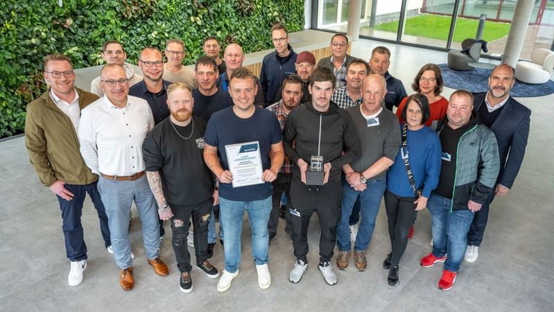 Die Hofmann Blechbearbeitung GmbH hat den Lieferanten-Award zum dritten Mal gewonnen. Die Mitarbeiter wurden hierfür zu einem Lieferantentag bei Schubert eingeladen.(Bild:  Gerhard Schubert GmbH)