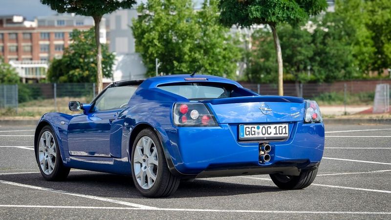 Der Speedster ist das vielleicht ehrlichste Auto, das Opel je gebaut hat. Er basiert auf der Lotus Elise, wurde im Werk von Lotus im englischen Hethel hergestellt und trägt werksintern die Bezeichnung Lotus Type 116. Die britische Opel-Schwester Vauxhall verkaufte ihn als Vauxhall VX 220. (Bild: Dani Heye)