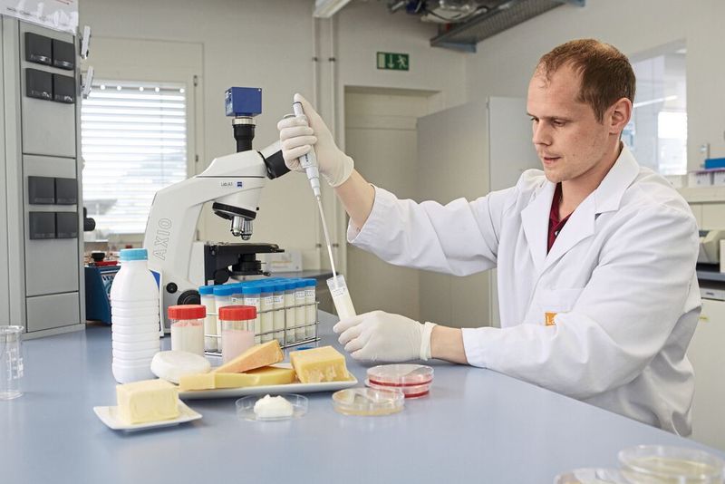 Abb.2: Bei der Analytik von Milchprodukten fallen große Datenmengen an, die es zu bearbeiten und zu dokumentieren gilt. (Bild: Labeco)