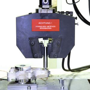 Bild 1: Bei Gussteilen aus magnetischen Magnesiumlegierungen kann die mechanische Belastung im Wirbelstromverfahren online erfasst werden. Zur Prüfung wurde ein Radträger einer definierten Belastung ausgesetzt.