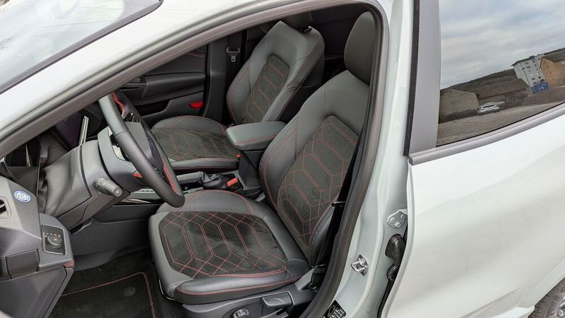 Auch die Sitze sehen zwar hochwertig aus, sind aber zu klein, um wirklich guten Langstreckenkomfort bieten zu können.  (Bild: Rosenow – VCG)