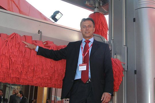 Istobal-Vertriebsleiter Joachim Scharlach setzt auf Breite und Höhe. Kein Problem hat die Portalanlage M 9+ mit SUV und Transportern ... (Archiv: Vogel Business Media)