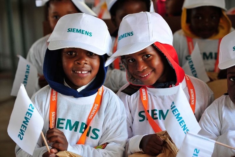Impressionen von der Teileinweihung im Juli: Die Kinder der Gemeinde von Mvezo werden die ersten sein, die eine weiterführende Schule in ihrem Heimatort besuchen. (Siemens)