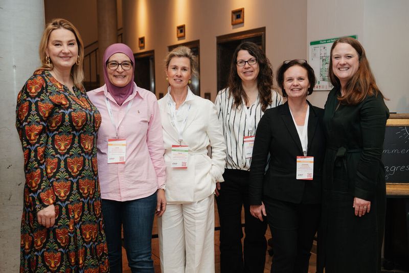 …natürlich: Gruppenfotos! Hier (v. l.): Dr. Dorit Bosch, Lilia Gargouri, Tanja Strauß-Drese, Susanne Ehneß (Redaktionsleiterin eGovernment & Healthcare Digital), Susanne Wagner, Linda Oldenburg. (Bild: Manuell Emme Fotografie)