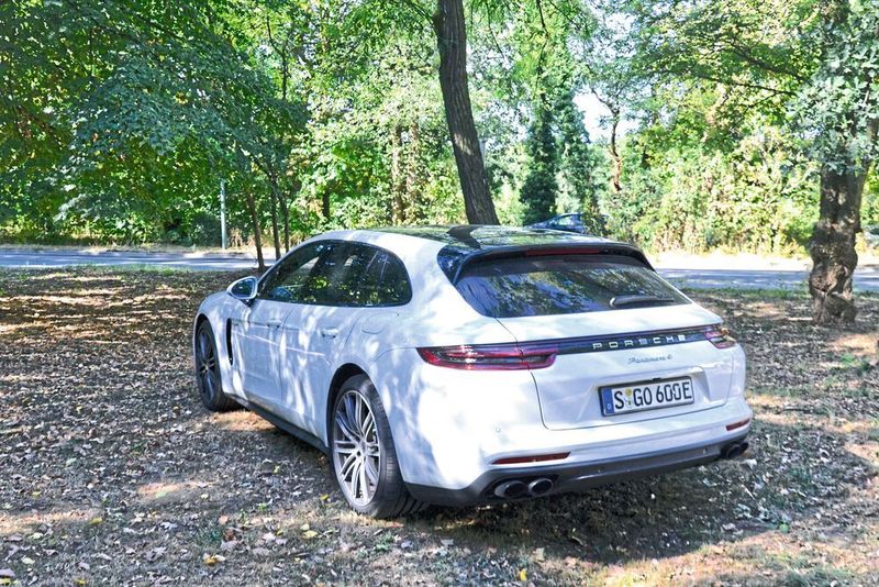 Im Gegensatz zum Benziner wiegt der Plug-in-Hybrid ganze 310 Kilogramm mehr. (Simon / »kfz-betrieb«)