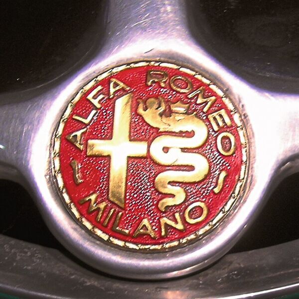 1945 gab sich das Logo schlichter. (Alfa Romeo)