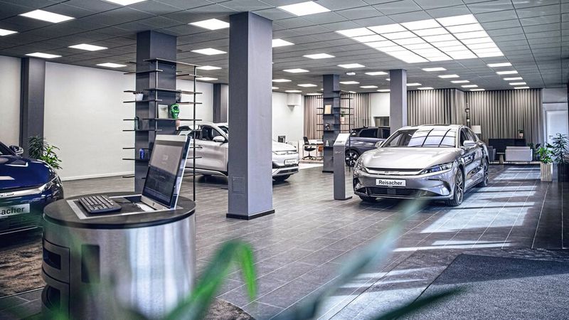 In München betreibt Reisacher seit Anfang 2024 einen BYD-Pioneer-Store. Mit BYD hat Reisacher nach Jahrzehnten als exklusiver Händler der BMW-Konzern-Marken ein neues Fabrikat geholt, um sich breiter aufzustellen. Doch auch die eigene Marke bekommt mehr Gewicht. (Bild: Reisacher)