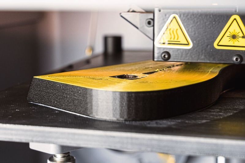 Wichtig ist, dass die Belastungsrichtung der Faserorientierung entspricht. Im Bild wird mit Kevlar gedruckt. (© Markforged)