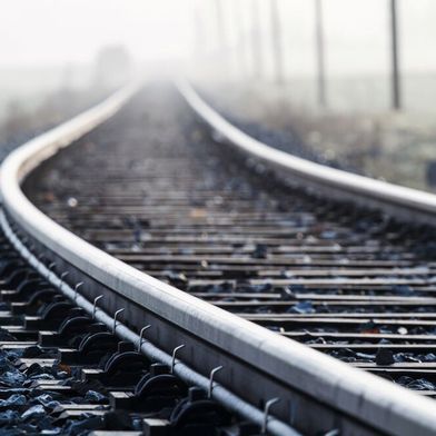 Reisende warteten teils ohne Informationen an großen Bahnhöfen; laut Bahn sei der Verkehr erst nach Stabilisierung eines Notfallsystems wieder angelaufen. (Bild: © Harald Biebel - stock.adobe.com)