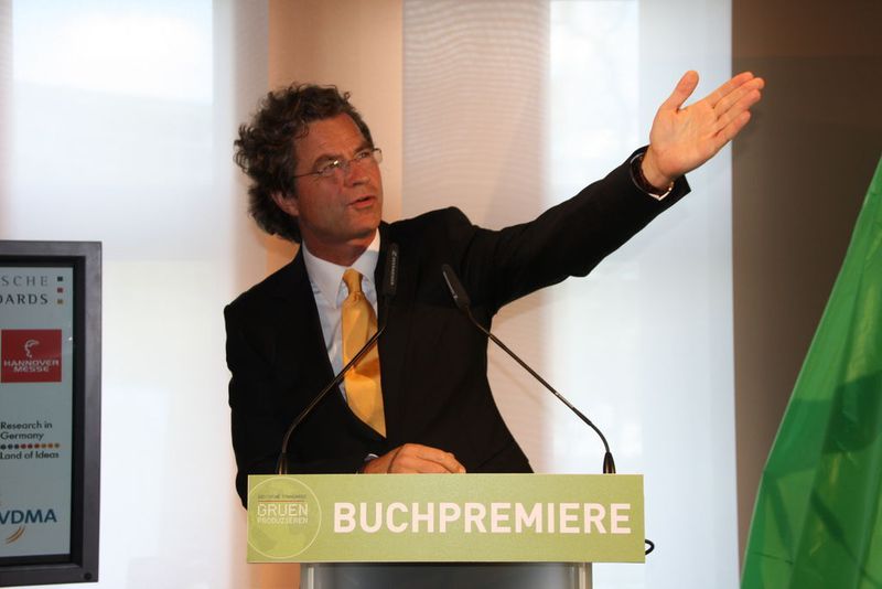 „Wir freuen uns, dass wir diese Schlüsselqualitäten jetzt erstmals in einem umfassenden Buch darstellen können“, sagt Dr. Florian Langenscheidt bei der Buchpremiere „Gruen Produzieren“. (Archiv: Vogel Business Media)