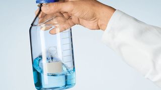 Abb. 1: Sicher und analysenrein müssen Laborglasfaschen sein, die mit sensiblen Inhalten in Kontakt kommen. (Bild: Duran Group)