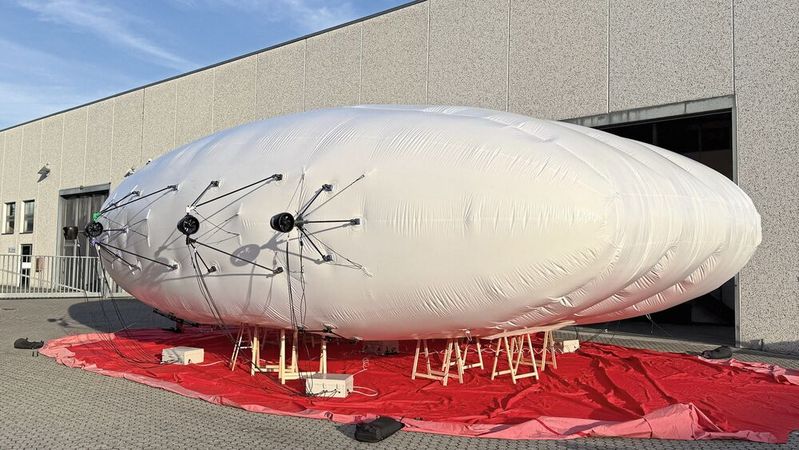 FloFleet hat ein innovatives hybrides Luftschiff entwickelt, das Aerostatik und Aerodynamik kombiniert. Seine flügelartige Form und eine verstärkte Stoffkonstruktion ermöglichen es ihm, durch aerostatischen und aerodynamischen Schub den Flug aufrechtzuerhalten. (Bild:  Flofleet)