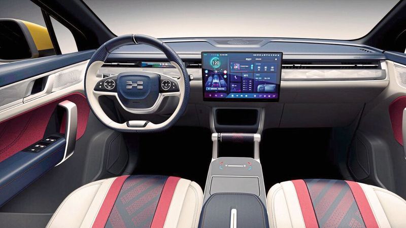 Design- und Marketingabteilung haben sich dafür einiges einfallen lassen: Die Sportsitze sollen an das Mobiliar einer gehobenen Spielhalle erinnern (!). (Bild: Aiways)