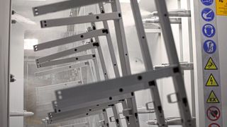 Bevor die per Laser geschnittenen Rohrkomponenten lackiert werden, schweißen sie Stiegelmeyer-Spezialisten zusammen. Danach werden sie sandgestrahlt und schließlich lackiert. (Bild: P. Malecki / Fotogloria)