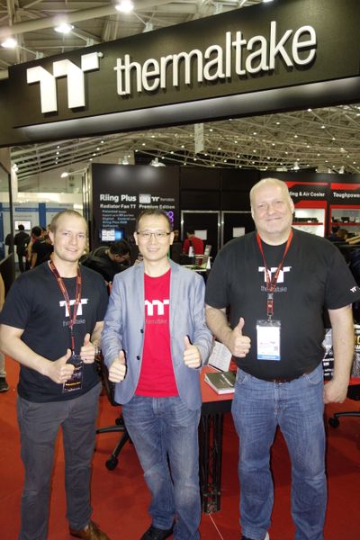 Mit neuem Logo unterwegs sind Sebastian Groß, Kenny Lin und Jürgen Urbantat, thermaltake. (Bild: IT-BUSINESS)