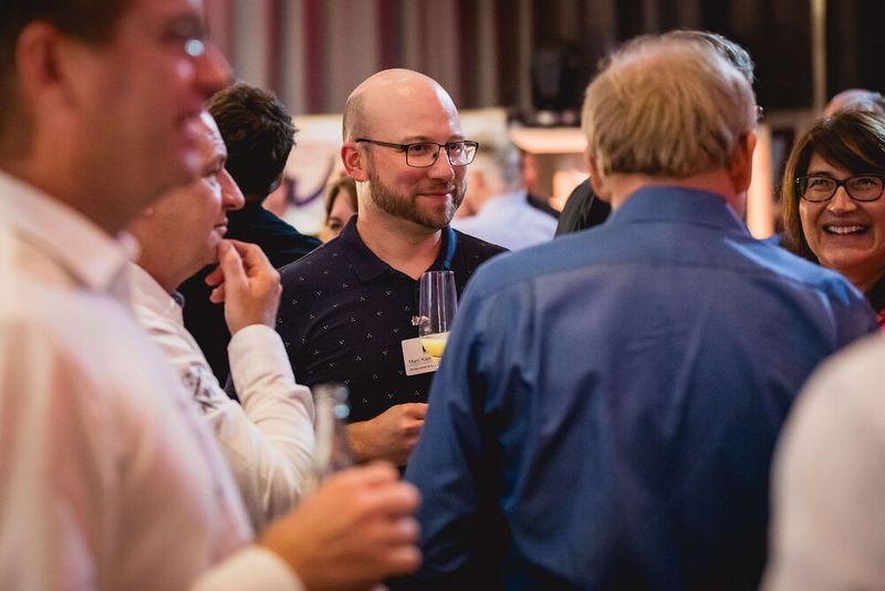 Im Rahmen des Networking-Dinners zum EMS-Tag 2024 wurde das Netzwerk erweitert, fein diniert und Champagner probiert. (Bild: Stefan Bausewein)