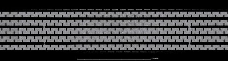 VGStudio MAX 2.2 erlaubt das Abrollen von im weitesten Sinne gekrümmten Schnitten in die Ebene. Das Beispiel zeigt eine violette umlaufende Schnittfläche durch ein Reifenprofil und die anschließende Abrollung.  (Bild: Volume Graphics)