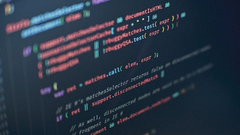 Der Umstand, dass die Einreichenden für die Erstellung von Programmcode dank KI-gestützter Tools oder generativer KI selbst kein technisches Sachverständnis benötigen, hat zu einer Flut an schlampigem und unsicheren Pull Requests und Submits bei Open-Source-Projekten geführt, mit der die meist freiwilligen Maintainer kaum noch zurecht kommen. Die Linux Foundation hat nun 12,5 Millionen US-Dollar an Fördermitteln eingefahren, um diesen Umstand zu adressieren und Security in Open-Source-Projekten zu unterstützen.(Bild:  frei lizenziert /  Pixabay)
