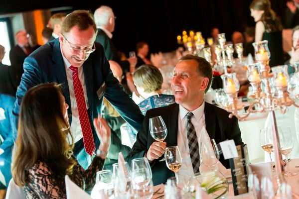Zeit für Networking: Kommunikationsexperte Paul-Thomas Hinkel (pth Mediaberatung, stehend) und Hans-Jürgen Schäffer (Vogel Business Media). (Fotograf/Copyright:Fotograf/Copyright: Stefan Bausewein/Vogel Business Media)