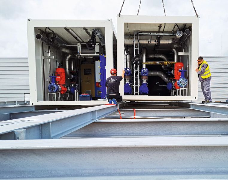 Geht aufs Haus: Im Container vormontiert wird die neue Kältezentrale auf das Hallendach gehoben. (Bild: MTA Deutschland)