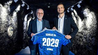 Die Beumer Group und FC Schalke 04 verkünden neue Hauptpartnerschaft ab der Saison 2026/27; v.l.n.r.: Christoph Beumer, Vorsitzender des Beirats der Beumer Group, Matthias Tillmann, Vorstandsvorsitzender des FC Schalke 04. (Bild: Beumer Group)