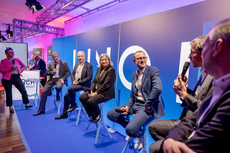 Podiumsdiskussion „Digitale Transformation / KI - Fluch oder Segen?“, (v.l.) Sylvia Lösel (Chefredakteurin IT-BUSINESS), Martin Bitzinger (Senior Vice President Product Management & Marketing, Mitel), Wolfgang Ehrk (CEO, Dierk Group), Prof. Dr. Isabell Welpe (Chair of Strategy and Organization, TU München), Dirk Schrödter (Minister und Chef der Staatskanzlei des Landes S.H. / Digitalisierungsminister), Tommy Grosche (Country Manager Germany, Fortinet), Andreas Livert (Vice President Sales DACH, Extreme Networks) (Bild: Dierck Group)
