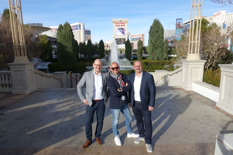 Blau, Brille und Glatze - ob das ein Einstellungskriterium bei ZOTAC ist? (v. l.) Horst Günther, Maciej Wieczorek und Jean-Francois Ponce.  (Bild: IT-BUSINESS)