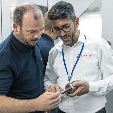 Michael Mangold (left, Production Manager, Leuka GmbH) and Baris Dogan (Technical Sales Engineer, Ceratizit) are satisfied with the newly developed cutter for titanium machining. (Image:Ceratizit)