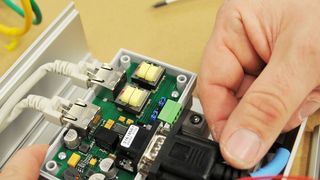 Der Sensor wird samt Folientastatur im Gehäuse integriert. (Bild: BOPLA)