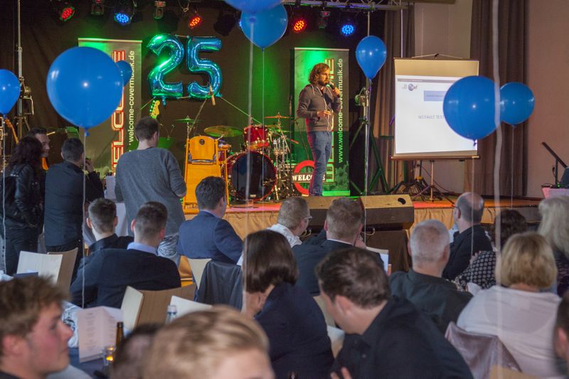 Im Rahmenprogramm der Jubiläumsfeier trat der Comedian Tino Bomelino auf. (Bild: eaf computer service supplies)