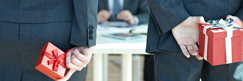 Über ein Geschenk freut sich jeder – da sind auch B2B-Kunden keine Ausnahme. Vor allem innovative, praktische und qualitativ hochwertige Werbegeschenke tragen zur Kundenbindung bei und hinterlassen einen nachhaltigen Eindruck. Marco Krahmer von allbranded stellt in seinem Beitrag die besten Werbeartikel vor. (Bildquelle: © iStockphoto.com / mediaphotos)