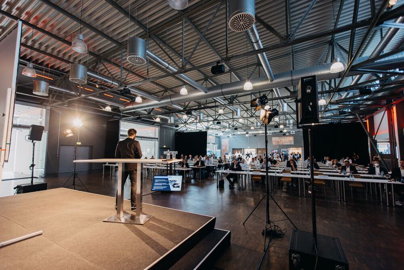 Digital, flexibel, hochwertig und mit motivierten Beschäftigten: Beim Smart Factory Day diskutierten Produktionsexperten wie eine vernetzte Fertigung aussehen sollte; und wie der Weg dorthin aussehen kann. Digital, flexibel, hochwertig und mit motivierten Beschäftigten: Beim Smart Factory Day diskutierten Produktionsexperten wie eine vernetzte Fertigung aussehen sollte; und wie der Weg dorthin aussehen kann.