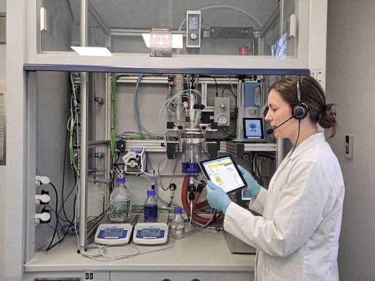 Die Erweiterung von Labvision um die Sprachsteuerung erleichtert die Bedienung.(Bild:  Hitec Zang)