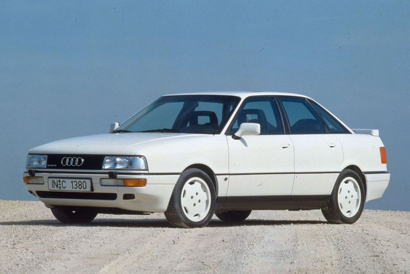 Flankiert wurden die windschnittigen Limousinen unter anderem von Fünfzylindern namens Audi 90, ... (Audi)