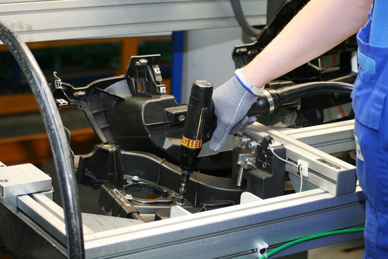 Der Automobilzulieferer SMP Deutschland GmbH hatte Probleme mit hohen Fehlerraten bei der Montage von Trägerrahmen für Lautsprecher. Nach einer Schraubfallanalyse optimierte Atlas Copco Tools den Prozess und brachte die Nacharbeitsrate auf null. (Bild: Atlas Copco)