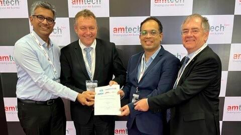 Zur Unterzeichnung eines Memorandum of Understanding kamen auf der AM-Tech Expo im Dezember 2022 im indischen Hyderabad zusammen: v.l.n.r. Dilip Raghavan, Gründer und Geschäftsführer AM Chronicle und CNT Expositions & Services LLP Mumbai; Michael Kynast, Geschäftsführer Messe Erfurt GmbH; Aditya Chandavakar, Gründer und Geschäftsführer CNT Catalysing New Technologies CNT Expositions & Services LLP Mumbai; Dr. Udo Dietze, Representative Messe Erfurt Rapidtech 3D.(Bild:  Messe Erfurt)